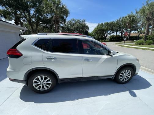 White 2017 Nissan Rogue SV