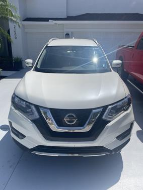 White 2017 Nissan Rogue SV