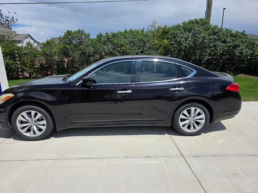 Black 2011 INFINITI M37x Base