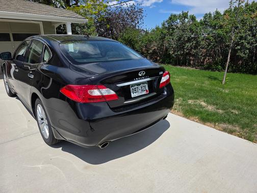 Black 2011 INFINITI M37x Base