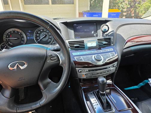 Black 2011 INFINITI M37x Base