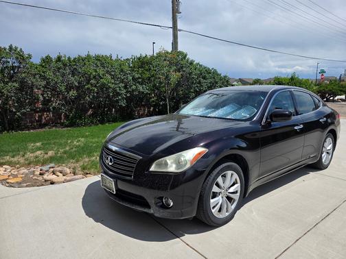 Black 2011 INFINITI M37x Base