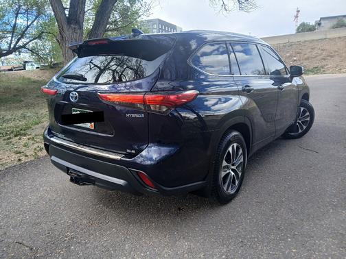 Blue 2020 Toyota Highlander Hybrid XLE