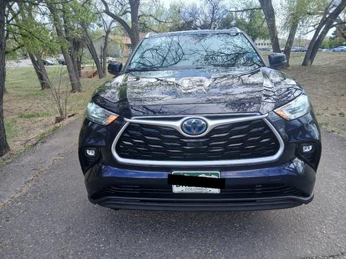 Blue 2020 Toyota Highlander Hybrid XLE