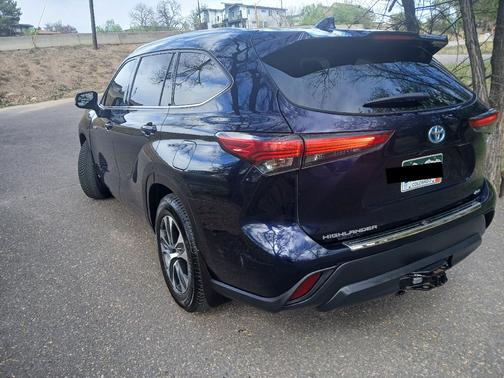 Blue 2020 Toyota Highlander Hybrid XLE