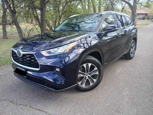 Blue 2020 Toyota Highlander Hybrid XLE