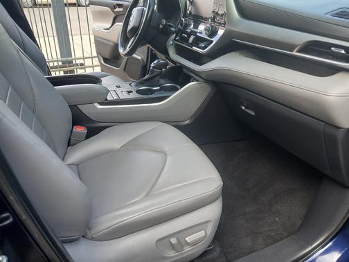 Blue 2020 Toyota Highlander Hybrid XLE