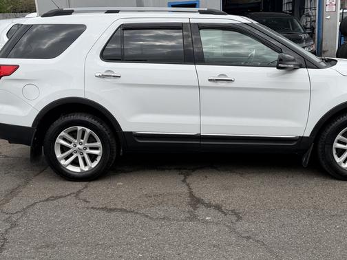 White 2014 Ford Explorer XLT