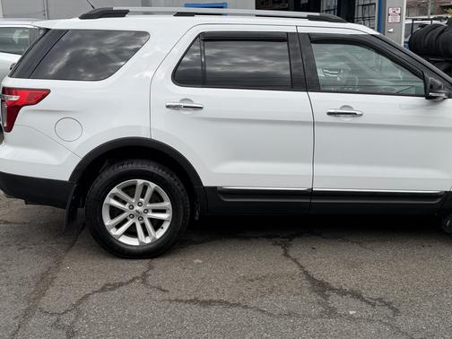 White 2014 Ford Explorer XLT