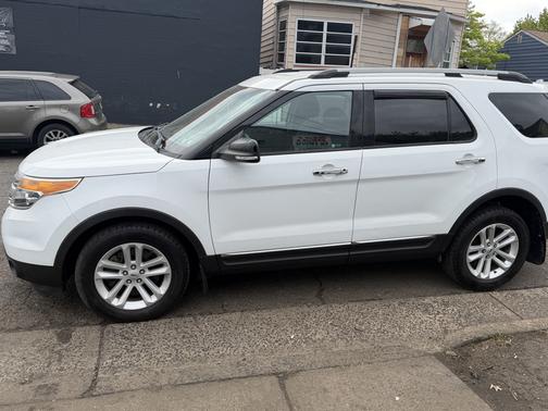 White 2014 Ford Explorer XLT