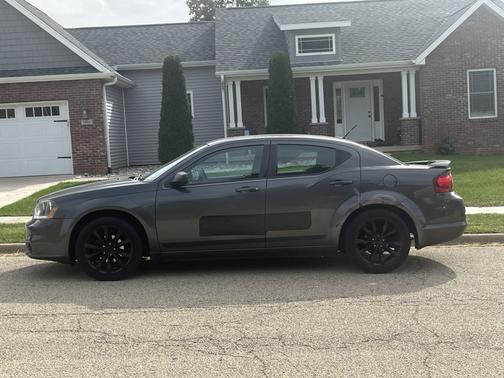 Silver 2014 Dodge Avenger SE