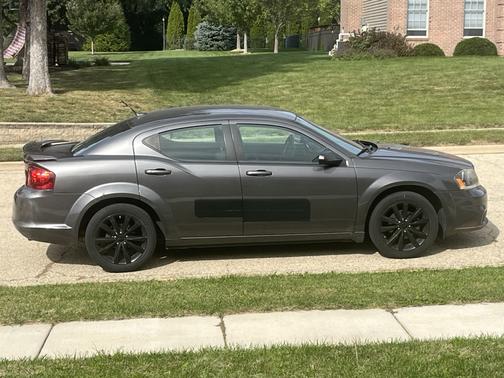 Silver 2014 Dodge Avenger SE