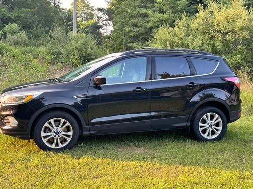 Black 2018 Ford Escape SE