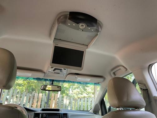 Silver 2014 Toyota Sienna LE