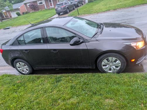 Gray 2014 Chevrolet Cruze LS