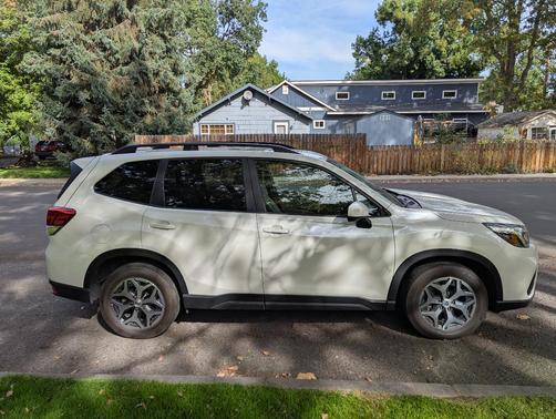 White 2019 Subaru Forester Premium
