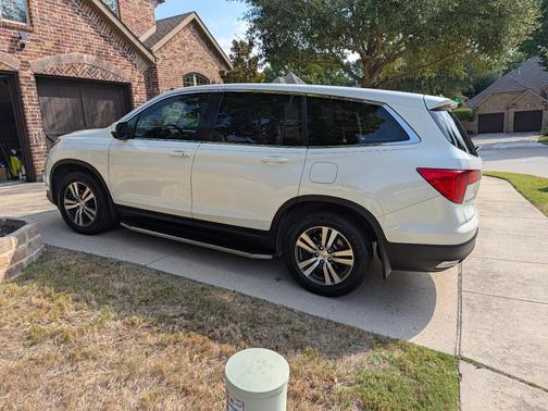 White 2016 Honda Pilot EX