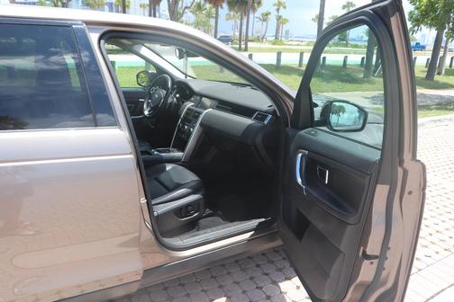 Silver 2017 Land Rover Discovery Sport SE