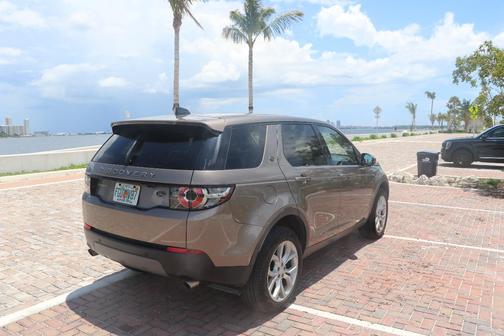 Silver 2017 Land Rover Discovery Sport SE