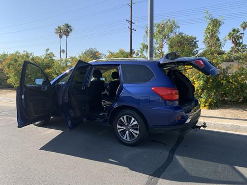 2017 Nissan Pathfinder SV