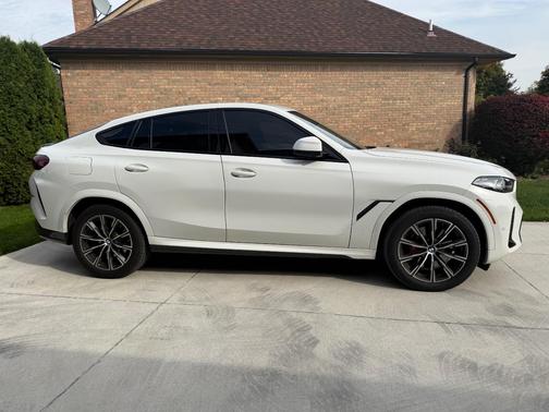 White 2024 BMW X6 xDrive40i