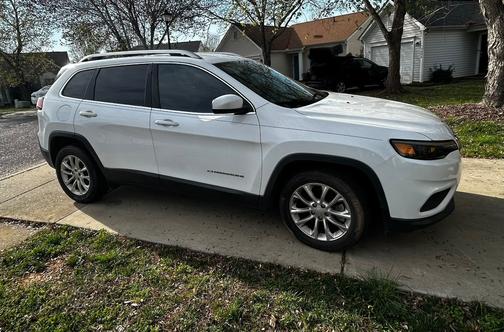 White 2019 Jeep Cherokee Latitude