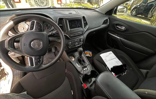 White 2019 Jeep Cherokee Latitude