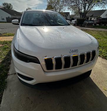 White 2019 Jeep Cherokee Latitude