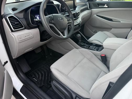 White 2020 Hyundai TUCSON SE