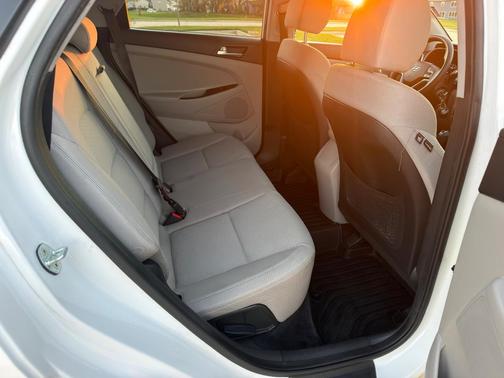 White 2020 Hyundai TUCSON SE