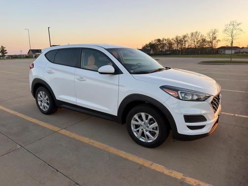 White 2020 Hyundai TUCSON SE