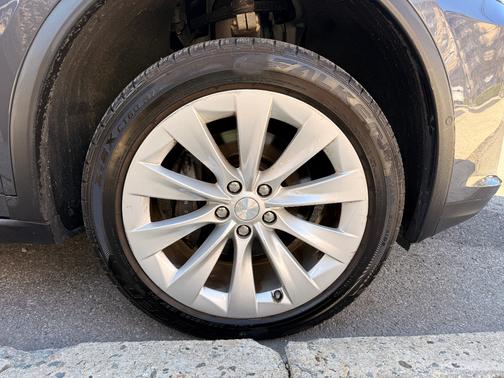 Gray 2018 Tesla Model X 75D