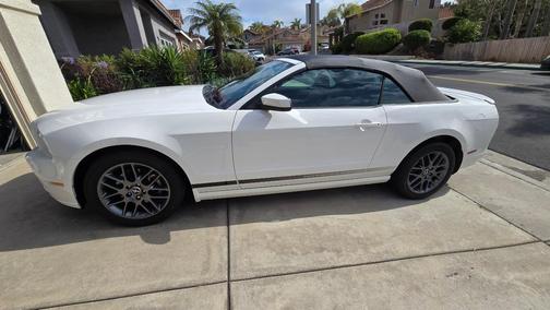 White 2013 Ford Mustang V6 Premium