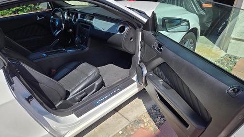 White 2013 Ford Mustang V6 Premium