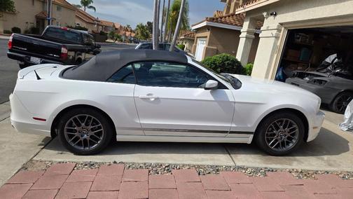 White 2013 Ford Mustang V6 Premium