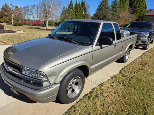 2000 Chevrolet S-10 LS Extended Cab