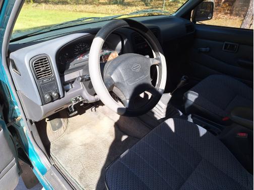 1997 Nissan Pickup Truck XE