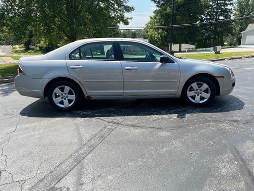 Silver 2008 Ford Fusion SE