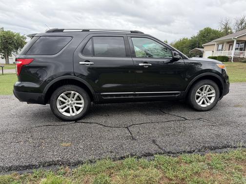 Black 2014 Ford Explorer XLT