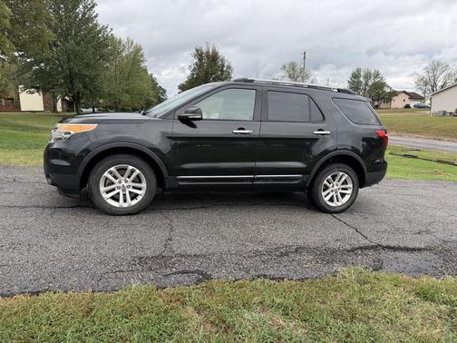 Black 2014 Ford Explorer XLT