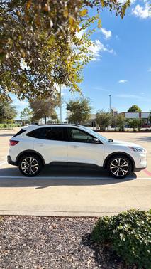 White 2021 Ford Escape SE