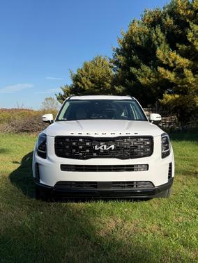 White 2022 Kia Telluride EX