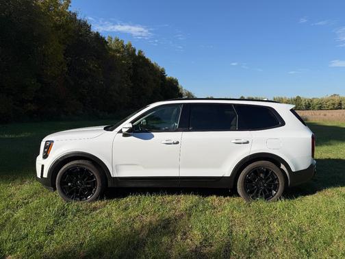 White 2022 Kia Telluride EX