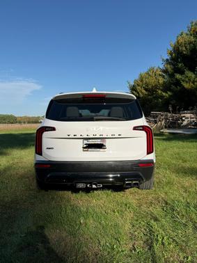 White 2022 Kia Telluride EX