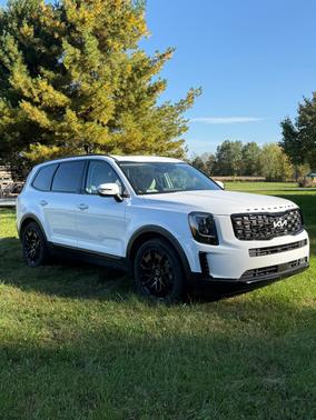 White 2022 Kia Telluride EX