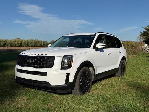 White 2022 Kia Telluride EX