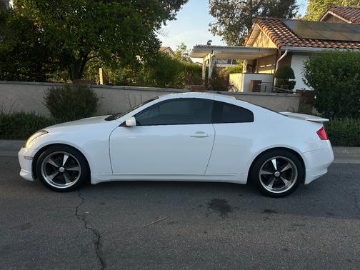 White 2004 INFINITI G35 Base