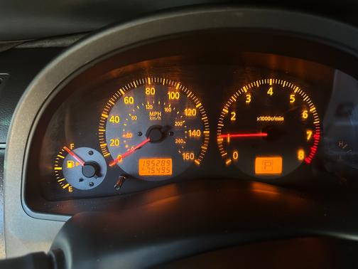 White 2004 INFINITI G35 Base