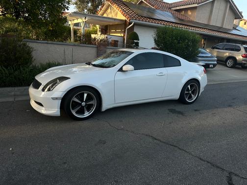 White 2004 INFINITI G35 Base