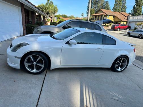 White 2004 INFINITI G35 Base
